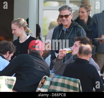 Ilsenburg, Deutschland. 21. Mai 2013. US-Schauspieler George Clooney (R) besucht einen Grill im Hotel "Zu Den Rothen Forellen" in Ilsenburg, Deutschland, 21. Mai 2013. US-Filmstar George Clooney ist derzeit in der Harz-Region um den Film "The Monuments Men" schießen. Foto: Matthias Bein/Dpa/Alamy Live News Stockfoto