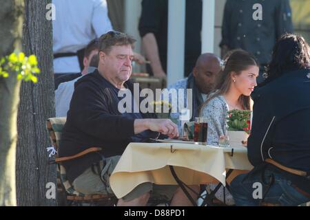 Ilsenburg, Deutschland. 21. Mai 2013. US-Schauspieler John Goodman besucht einen Grill im Hotel "Zu Den Rothen Forellen" in Ilsenburg, Deutschland, 21. Mai 2013. John Goodman und US-Filmstar George Clooney sind derzeit in der Harz-Region um den Film "The Monuments Men" schießen. Foto: Matthias Bein/Dpa/Alamy Live News Stockfoto