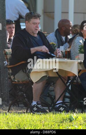 Ilsenburg, Deutschland. 21. Mai 2013. US-Schauspieler John Goodman besucht einen Grill im Hotel "Zu Den Rothen Forellen" in Ilsenburg, Deutschland, 21. Mai 2013. John Goodman und US-Filmstar George Clooney sind derzeit in der Harz-Region um den Film "The Monuments Men" schießen. Foto: Matthias Bein/Dpa/Alamy Live News Stockfoto