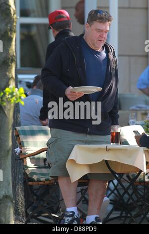 Ilsenburg, Deutschland. 21. Mai 2013. US-Schauspieler John Goodman besucht einen Grill im Hotel "Zu Den Rothen Forellen" in Ilsenburg, Deutschland, 21. Mai 2013. John Goodman und US-Filmstar George Clooney sind derzeit in der Harz-Region um den Film "The Monuments Men" schießen. Foto: Matthias Bein/Dpa/Alamy Live News Stockfoto