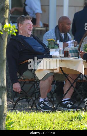 Ilsenburg, Deutschland. 21. Mai 2013. US-Schauspieler John Goodman besucht einen Grill im Hotel "Zu Den Rothen Forellen" in Ilsenburg, Deutschland, 21. Mai 2013. John Goodman und US-Filmstar George Clooney sind derzeit in der Harz-Region um den Film "The Monuments Men" schießen. Foto: Matthias Bein/Dpa/Alamy Live News Stockfoto