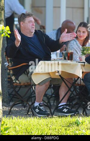 Ilsenburg, Deutschland. 21. Mai 2013. US-Schauspieler John Goodman besucht einen Grill im Hotel "Zu Den Rothen Forellen" in Ilsenburg, Deutschland, 21. Mai 2013. John Goodman und US-Filmstar George Clooney sind derzeit in der Harz-Region um den Film "The Monuments Men" schießen. Foto: Matthias Bein/Dpa/Alamy Live News Stockfoto