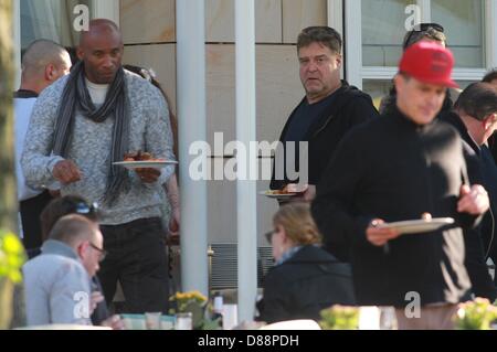 Ilsenburg, Deutschland. 21. Mai 2013. US-Schauspieler John Goodman (C) besucht einen Grill im Hotel "Zu Den Rothen Forellen" in Ilsenburg, Deutschland, 21. Mai 2013. John Goodman und US-Filmstar George Clooney sind derzeit in der Harz-Region um den Film "The Monuments Men" schießen. Foto: Matthias Bein/Dpa/Alamy Live News Stockfoto