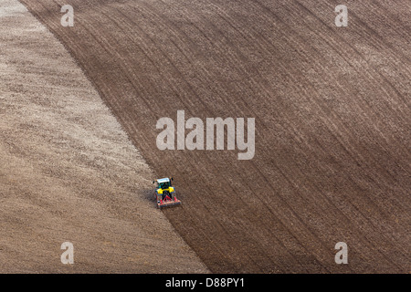 Ein Traktor, ein Acker in Vorbereitung für die Aussaat der Jahre Ernte Rechen. Stockfoto