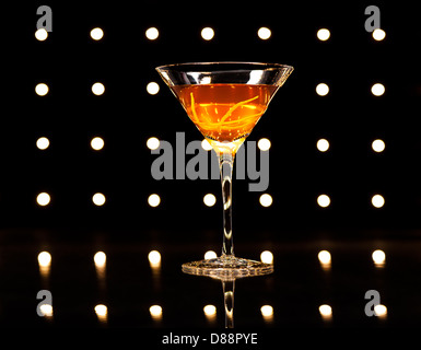Manhattan cocktail vor Disco-Lichter Stockfoto