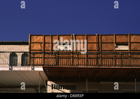 Eine traditionelle Holzhütte aus Sukkah oder Sukkah, die auf einem Balkon zur Nutzung während des wochenlangen jüdischen Festivals von Sukkot oder Sukkoth in Mea Shearim, einer ultraorthodoxen Enklave in Westjerusalem Israel, errichtet wurde Stockfoto