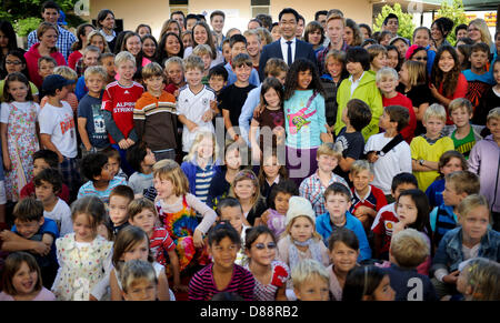 Vizekanzler und Wirtschaftsminister Philipp Roesler steht inmitten von Schülern der German International School of Silicon Valley in Kalifornien, USA, 21. Mai 2013. Rösler wird besucht von mehr als 100 Managern der deutschen Start-ups und IT-Unternehmen bei seinem Besuch in den USA vom 19. bis 24. Mai 2013. Foto: Ole Spata Stockfoto