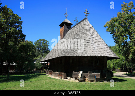 Das Muzeul Satului (Dorfmuseum) ist ein Freilichtmuseum in Bukarest, hier eine Holzkirche aus dem Timiseni Stockfoto