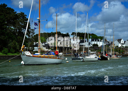 Klassische Yachten ankern in Le Bono, Golf von Morbihan (Bretagne, Frankreich). Stockfoto