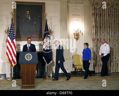 Washington DC, USA. 21. Mai 2013. Vereinigte Staaten Präsident Barack Obama (L) geht auf den Tornado sprechen, die Oklahoma gestern betroffen, während Homeland Security Secretary Janet Napolitano (2.-R) und FEMA Deputy Administrator Richard Serino (R), flankiert von Vizepräsident Joseph Biden (2.-L) 15. Mai 2013 in Washington, DC. Heute sind Besatzungen für Überlebende auf der Suche nach der riesige Tornado Oklahoma Vororten, die töteten mindestens 51 Menschen getroffen. Bildnachweis: Dpa Picture Alliance / Alamy Live News Stockfoto