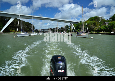 Le Bono Hafen am Golf von Morbihan, mit Brücke "Joseph Le Brix" (1969), motor Yach, Spur Links per Schiff im Wasser. Stockfoto