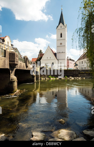 Fluss Amper und Kirche St. Leonhard in der bayerischen Stadt Fürstenfeldbruck Stockfoto