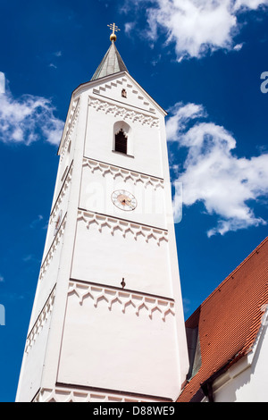 Turm der Kirche St. Leonhard, eine typische Kirche in der bayerischen Stadt Fürstenfeldbruck Stockfoto