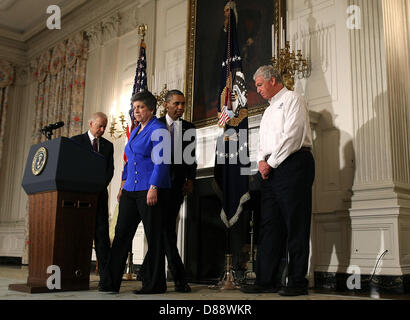 Washington DC, USA. 21. Mai 2013. US-Präsident Barack Obama (2.-R) geht nach dem Gespräch über den Tornado, der Oklahoma gestern betroffen, während Vizepräsident Joseph Biden (L) Homeland Security Secretary Janet Napolitano (2.-L) und FEMA stellvertretender Administrator Richard Serino in State Dining Room im Weißen Haus 21. Mai 2013 in Washington DC eine Zwangspause einlegen. Die Stadt von Moore, Oklahoma berichtet einen Tornado auf mindestens EF4 Stärke und zwei Meilen breit, die ab Montag töteten mindestens 24 Menschen berührt. Bildnachweis: Dpa Picture Alliance / Alamy Live News Stockfoto