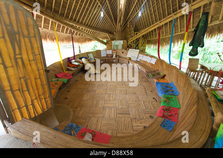 BALI, Indonesien - Februar 2012: Klassenzimmer Interieur in der Grünen Schule am 27. Februar 2012 in Bali, Indonesien. Stockfoto