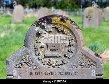 "THY WILL BE getan", Detail der Grabstein. Kirche aller Heiligen. Frostenden, Suffolk, England, Vereinigtes Königreich, Europa. Stockfoto