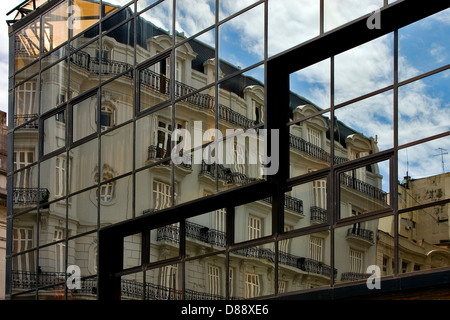 Reflex von einigen Palast in einem Fenster der Zentrum Buenos Aires Argentinien Stockfoto