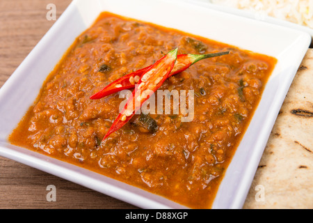 Keema Madras - gehacktes Lamm-Curry mit Chili garniert und serviert mit Reis und Chapati. Stockfoto