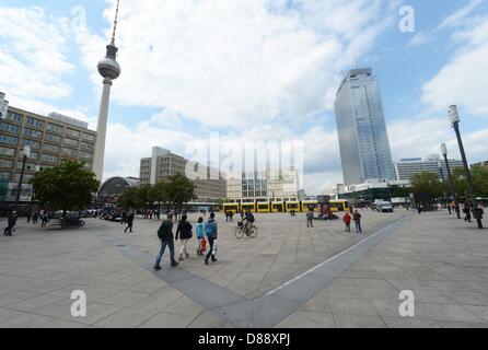 Blick auf den Alexanderplatz mit Fernsehturm, Berolinahauses, das Kaufhaus Galeria Kaufhof, Alexanderhaus (L-R) und das Hotel Park Inn in Berlin, Deutschland, 13. Mai 2013. Foto: Jens Kalaene Stockfoto