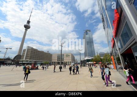 Blick auf den Alexanderplatz mit dem Fernsehturm (L-R), Berolinahauses, das Kaufhaus Galeria Kaufhof und das Hotel Park Inn in Berlin, Deutschland, 13. Mai 2013. Foto: Jens Kalaene Stockfoto