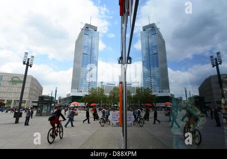 Das Kaufhaus Galeria Kaufhof und das Hotel Park Inn-Spiegel in einem Fenster der Saturn Elektronik store in Berlin, Deutschland, 13. Mai 2013. Foto: Jens Kalaene Stockfoto