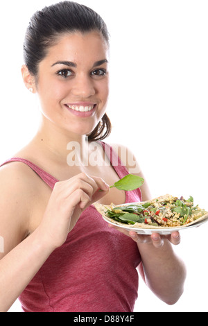 Gesunde glückliche junge Frau Essen ein frisches Huhn und Couscous Salat auf Teller serviert gegen einen weißen Hintergrund mit einen Freistellungspfad Stockfoto