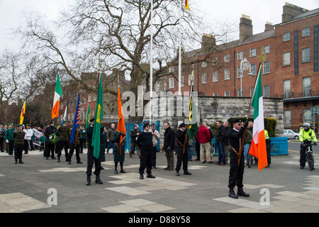 Abweichenden Gruppe Republican Sinn Féin marschieren auf das Gruppenrichtlinienobjekt in Dublin zum Gedenken an den Osteraufstand 1916 Stockfoto