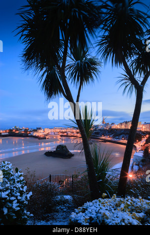 Winterschnee in Tenby Hafen Tenby Pembrokeshire Wales in der Dämmerung Stockfoto