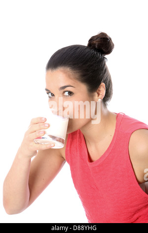 Junge Dunkelhaarige europäische Frau Holding und trinkt ein Glas frische, gesunde Milch gegen einen weißen Hintergrund mit Haaren in einem Brötchen gebunden Stockfoto