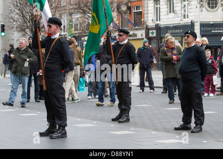 Abweichenden Gruppe Republican Sinn Féin marschieren auf das Gruppenrichtlinienobjekt in Dublin zum Gedenken an den Osteraufstand 1916 Stockfoto