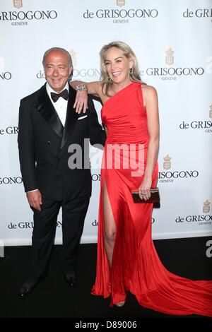 Cannes, Frankreich. 21. Mai 2013. US-Schauspielerin Sharon Stone und Gastgeber, Modedesignerin Fawaz Gruosi, besuchen Sie De Grisogono Party während der 66. Internationalen Filmfestspiele von Cannes im Hotel du Cap in Cap d ' Antibes, Frankreich, am 21. Mai 2013. Foto: Hubert Boesl/Dpa/Alamy Live News Stockfoto