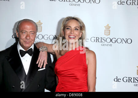 Cannes, Frankreich. 21. Mai 2013. US-Schauspielerin Sharon Stone und Gastgeber, Modedesignerin Fawaz Gruosi, besuchen Sie De Grisogono Party während der 66. Internationalen Filmfestspiele von Cannes im Hotel du Cap in Cap d ' Antibes, Frankreich, am 21. Mai 2013. Foto: Hubert Boesl/Dpa/Alamy Live News Stockfoto