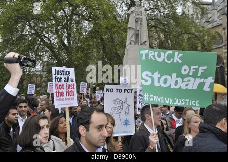 London, UK, 22. Mai 2013. Von der London Strafgerichte Solicitors Association organisiert, zeigen Vertreter der Anwaltschaft England & Wales außerhalb des Parlaments. Das Justizministerium plant Preis Ausschreibungen für kriminelle Prozesskostenhilfe Arbeit, eine Folge davon wäre, Kunden Recht auf einen Anwalt ihrer Wahl ernennen verweigern. Bildnachweis: Lee Thomas / Alamy Live News Stockfoto