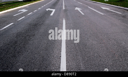 Pfeile zeigen die Wat auf der Straße Stockfoto