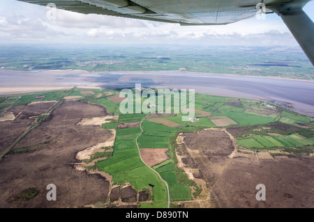 Fluß Eden fließt in Richtung des Solway Firth mit Schottland in der Ferne, von einem Leichtflugzeug Flug fro0m Carlisle Flughafen. Stockfoto