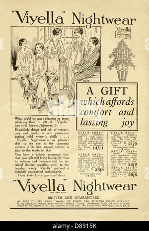 1928-Anzeige für "Viyella" Nachtwäsche - Nachthemden und Pyjamas - mit einer Illustration von Damen, die sie zu tragen Stockfoto