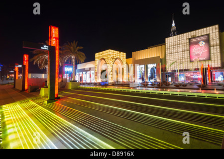äußere Nachtansicht der Dubai Mall, der weltweit größte, in Dubai Vereinigte Arabische Emirate Stockfoto