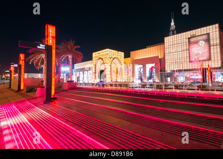 äußere Nachtansicht der Dubai Mall, der weltweit größte, in Dubai Vereinigte Arabische Emirate Stockfoto