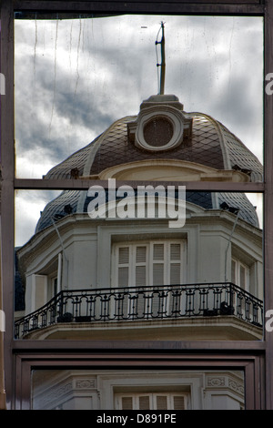 Reflex eines Palastes in einem Fenster im Zentrum von Buenos Aires Argentinien Stockfoto