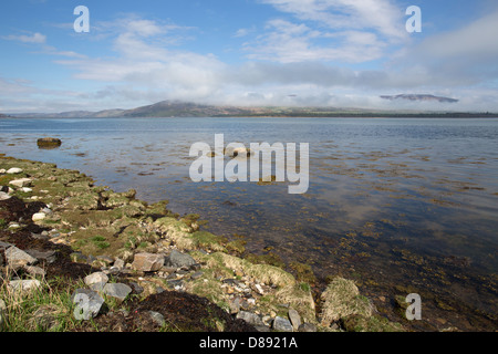 Loch-Flotte, Schottland. Loch-Flotte mit einer Wolke bedeckt Balblair Wood, Hügel und Silver Rock im Hintergrund. Stockfoto