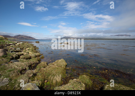 Loch-Flotte, Schottland. Loch-Flotte mit Wolke bedeckt Balblair Wood, Mound Rock, Silver Rock und Prinzessin Cairn im Hintergrund. Stockfoto