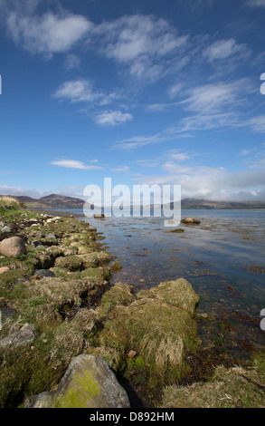 Loch-Flotte, Schottland. Loch-Flotte mit einer Wolke bedeckt Balblair Wood, Mound Rock und Prinzessin Cairn im Hintergrund. Stockfoto