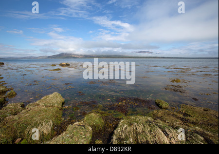 Loch-Flotte, Schottland. Loch-Flotte mit einer Wolke bedeckt Balblair Wood, Hügel und Silver Rock im Hintergrund. Stockfoto