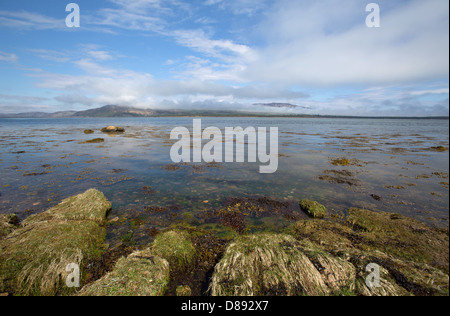 Loch-Flotte, Schottland. Loch-Flotte mit einer Wolke bedeckt Balblair Wood, Hügel und Silver Rock im Hintergrund. Stockfoto