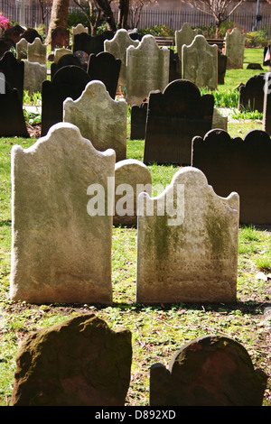 Grabsteine in einer sehr alten Kirche in New York City Stockfoto