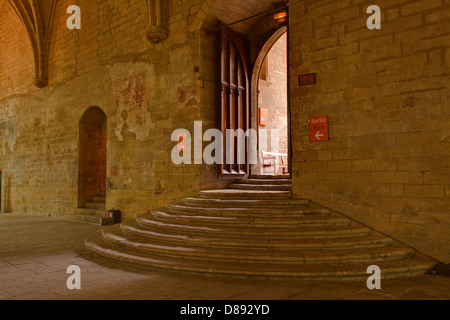 Die Treppe führt in das Palais des Papes in Avignon, Frankreich La Grande Publikum. Stockfoto