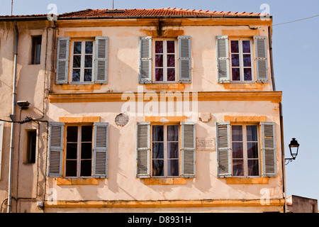 Typischen provenzalischen Gebäudefassade in Avignon, Frankreich. Stockfoto