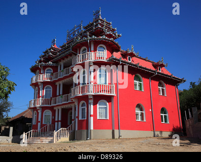 Gypsy Villa, Haus der Zigeunerbaron am Hunedora, typische Metallarbeiten am Dach. Siebenbürgen, Rumänien Stockfoto