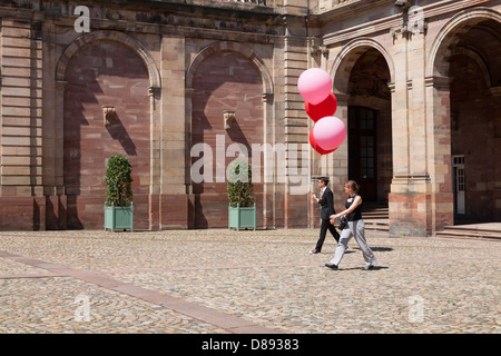 Fotografische Sitzung einer ausländischen Braut heiraten in Straßburg, Elsass, Frankreich Stockfoto