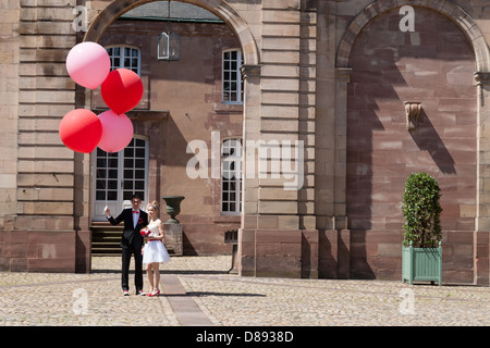 Fotografischen Sitzung von einem ausländischen Bräutigam heiraten in Straßburg, Elsass, Frankreich Stockfoto